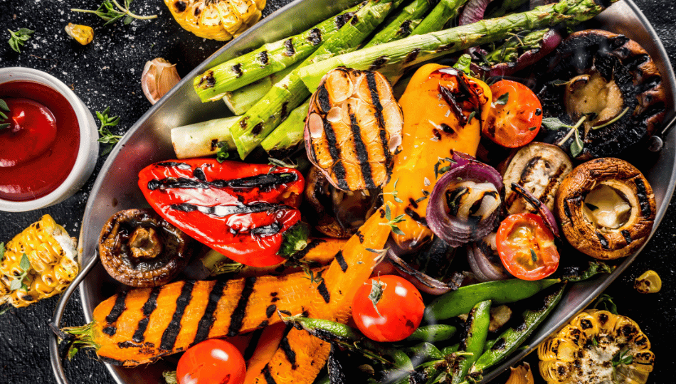 Frisch gegrillter Spargel, Paprika, Pilze und Mais auf einer Platte – leckeres Ergebnis nach dem Grillgemüse Marinieren.